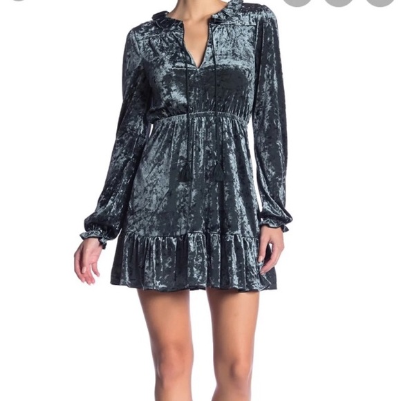 Romeo & Juliet Couture Dresses & Skirts - Romeo + Juliet Couture Green Velvet Peasant Dress